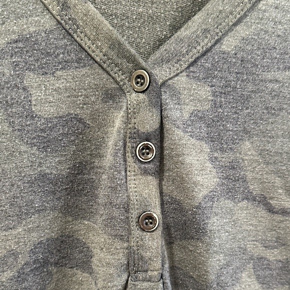 Jane and Delancey Camo V-Neck Women's Top - Small - Picture 3 of 6